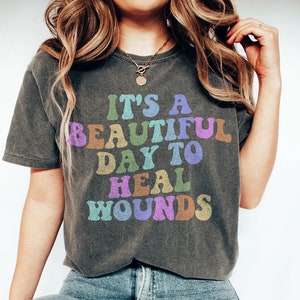 It&#39;s Beautiful Day To Heal Wounds Shirt, Retro Groovy Wcc Nurse Shirt, Wound Care Certified Nurse Graduate T-shirt, Wound Care Therapist Tee