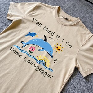 ¿Les importa si hago algo de tontería? Camiseta divertida con meme de dibujos animados de delfines desquiciados, amantes de las camisetas tontas, camiseta unisex