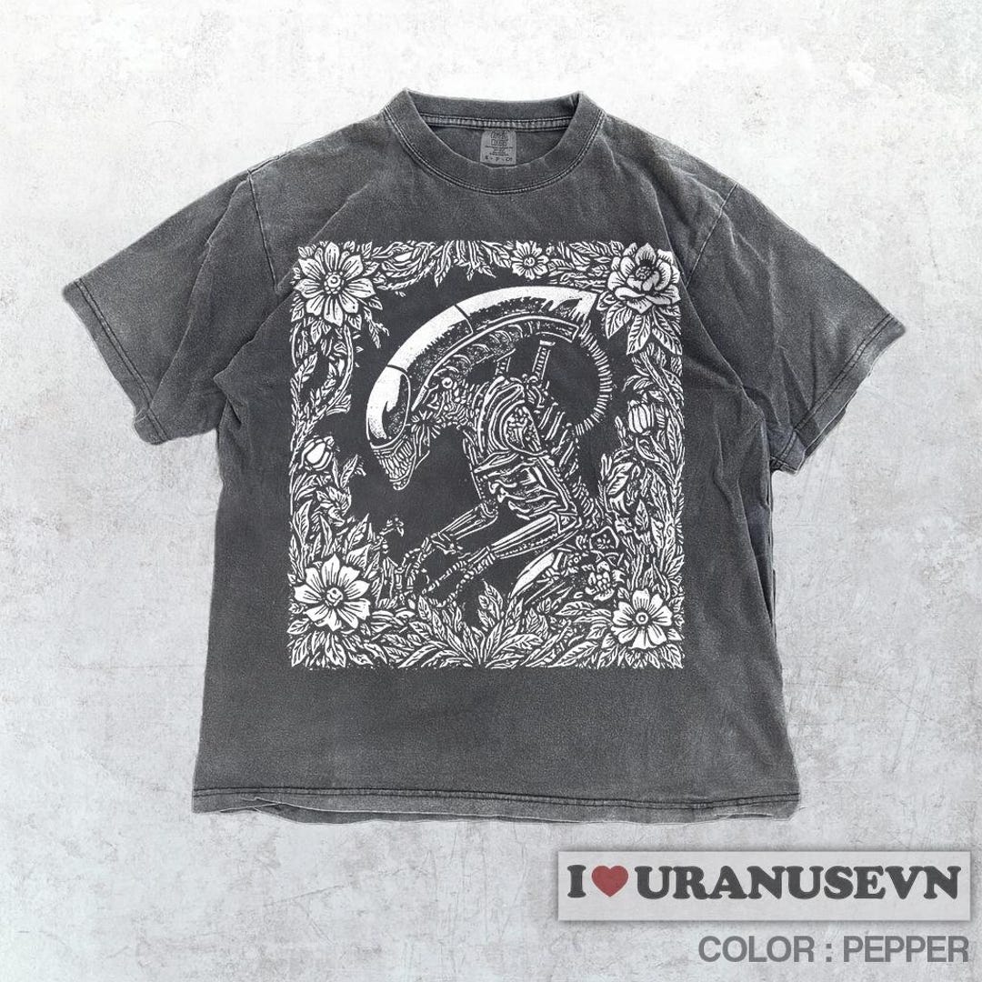 Xenomorph Vintage T-shirt, Retro Alien Movie Graphic T-shirt, Sci-fi ...