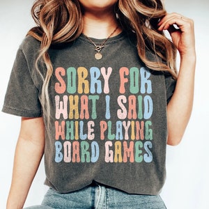 Perdón por lo que dije mientras jugaba juegos de mesa, camisa de juegos de mesa retro Groovy, regalo de juegos de mesa, camiseta divertida de juegos, camisas de noche de juegos