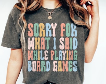 Perdón por lo que dije mientras jugaba juegos de mesa, camisa de juegos de mesa retro Groovy, regalo de juegos de mesa, camiseta divertida de juegos, camisas de noche de juegos