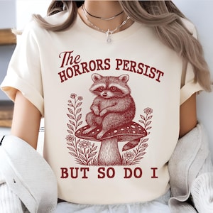 The Horrors Persist But So Do I - Unisex Shirt, Vintage Waschbär Shirt, Waldtier Shirt, lustiges Meme, Trash Panda T-Shirt