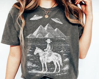 Pyramids Western Cowboy UFO-T-Shirt, Unisex-Erwachsen-Grafik-T-Shirt, lustiges Weirdcore-Shirt, Meme-Oberteil, ästhetisches T-Shirt, Cowboy-Alien-beunruhigtes Shirt