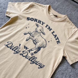 Lo siento, llego tarde, estaba perdiendo el tiempo, camiseta de estilo vintage, camiseta de dibujos animados retro, camiseta extraña, camiseta de meme, camiseta divertida de meme de oveja