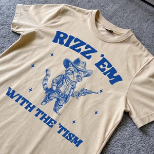 Rizz Em With The Tism, T-shirt dessin animé rétro, T-shirt étrange, T-shirt Meme, T-shirt Trash Panda, T-shirt unisexe