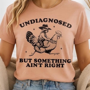 Sin diagnosticar, pero algo no va bien, camiseta de pollo mapache, camiseta retro de dibujos animados, camiseta rara, camiseta de meme, camiseta de panda basura