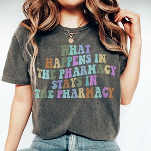 ¡Camisa divertida de farmacia! Lo que sucede en la farmacia se queda en la camisa de farmacia, camisa de técnico farmacéutico, regalo de graduación para farmacéutico