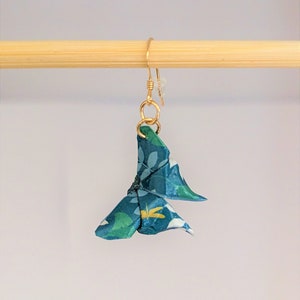 Boucles d&#39;oreilles en or gold filled 14 carats et papillon en origami papier japonais, cadeau femme, création, cadeau original