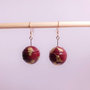 Orecchini in oro riempito 14 carati e carta rotonda perla, collezione "pianeta" bordeaux e oro, regalo donna, creazione, originale