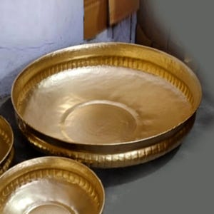 Urli nupcial de hierro bañado en latón: decoración india para el hogar (91 x 91 cm)