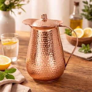 Handgjord vattenkanna i koppar: Hamrad design, (2 liter) mått 8x5,5 tum S/2 st