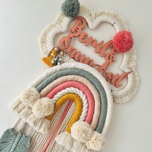 Letrero de puerta con nombre personalizado, colgante de pared de macramé con arcoíris y nubes, decoración de guardería bohemia, decoración de habitación de bebé hecha a mano, regalo de baby shower, regalo para recién nacido