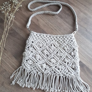 Bolso de macramé de algodón hecho a mano: bolso de hombro bohemio con flecos (35 x 40 cm)