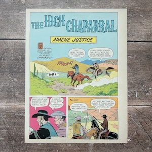 Puede incluir: Un panel de cómic de The High Chaparral, que muestra una escena de vaqueros a caballo. El texto dice "Apache Justice" y "¡Estaban tratando de atrapar la manada de caballos!"  "¡Empújalos hacia el cañón! ¡Los acorralaremos a todos allí!"