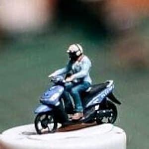 1/87 | 1/64 Scale Miniature Figure Small Scooter Rider | Moped Bike | Asian Small Scooter for Diorama | Small Statue | Small Figurine