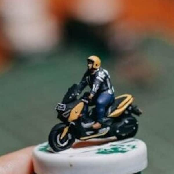 1/87 | Cavalier de scooter miniature à l'échelle 1/64 | Cyclomoteur | Cavalier asiatique en scooter pour diorama | Petite statue | Petite figurine