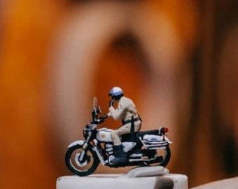 1/87 Miniaturfigur Retro-Stil Polizei auf klassischem Motorrad | Schulpolizist für Diorama | Kleine Statue 1:87 HO Figur
