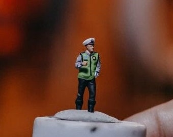 Maßstab 1:87 Miniature Figur Polizist Stehend | Ordnungshüter | Männlicher Bulle | Mann in Uniform für Diorama | Kleine Statue 1:87 HO Figur