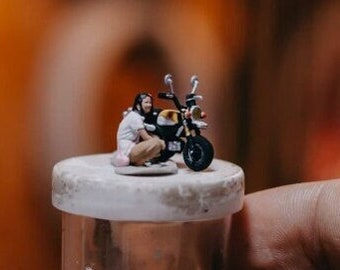 Maßstab 1:87 Miniature Figure Classic Monkey Motorrad | Kleiner Motor Moped Biker | Lady Biker für Diorama | Kleine Statue 1:87 HO Figur