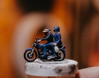 1/87 Miniatur-Figur von Zweitakt-Motorraddieb | Bandit und Freund für 1:87 Diorama | Kleine Statue | Kleine Figur | HO-Skala