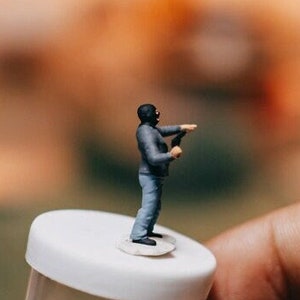 1/87 1/64 Scale Miniature Figure Bank Robber Man | Burglar | Store Burglar | Criminal Boy for Diorama | Small Statue 1:87 HO