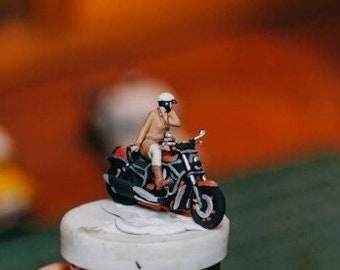 1/87 | 1/64 Scale Miniature Figure Muscle Cruiser Motorcycle Biker | Woman Rider | Big Bike Lady for Diorama | Small Statue | Small Figurine
