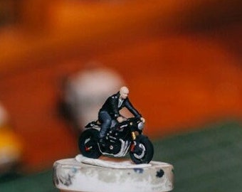 1/87 | 1/64 Scale Miniature Figure Cafe Racer Rider | Caferacer Biker | Classic Motorcycle Rider for Diorama | Small Statue | Small Figurine