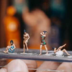 1/87 | Badvrouw op schaal 1:64 met handdoek | Sarong | Traditioneel openbaar bad, Aziatisch voor diorama | Klein standbeeld | Kleine figuren