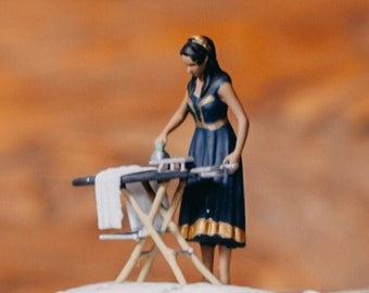 1/87 | 1/64 Maßstab Miniatur Figur Frau Bügeln Kleidung für Diorama | Kleine Statue 1:87 HO Figur