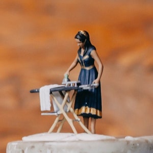 1/87 | 1/64 Scale Miniature Figure Woman Ironing Clothes for Diorama | Small Statue 1:87 HO Figure