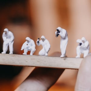 1/87 | 1:64 Miniature Figur Forensic Team | Fahndungsarbeit | Cop Betrieb für Diorama | Kleine Statue | HO-Skala