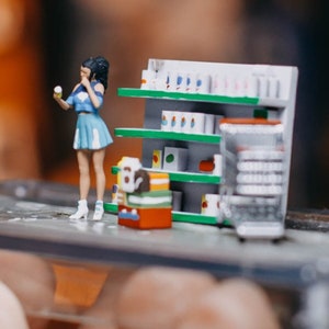 Figura en miniatura a escala 1/87/1/64 de mujer de compras/chica de mercado/vendedora de mercado moderna para diorama/estatua pequeña/figura pequeña