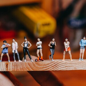 Männer und Frauen arbeiten | Cardio Workout Menschen | Sport Training | Sport Routines 1:64 Miniatur Figur Diorama