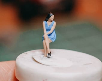 Afterwork Man and Woman | Beautiful Woman | Worker Man | Suburban Civilian 1:64 Miniature Figure Diorama