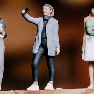 Hangout People | City Folk | City Crowd | Man and Woman | Fashion People | Social 1:64 Miniature Figure Diorama