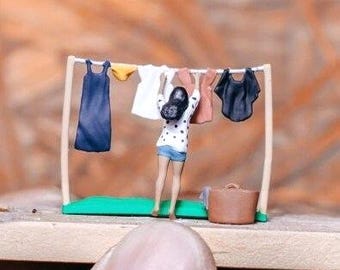 1/87 | 1/64 Maßstab Miniatur Figur Frau Hängende Kleidung für Diorama | Kleine Statue 1:87 HO