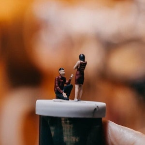 Maßstab 1:87 Miniatur Figur Mann Frau vorschlagen | Romantisches Paar für Diorama | Kleine Statue 1:87 HO