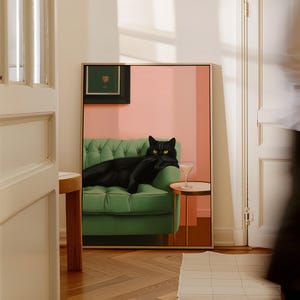 黒猫のキャンバスアートプリント、緑のソファにマティーニを片手に座る猫、気まぐれな猫のアート、ピンクの壁飾り、キャンバスまたは額入りキャンバス、猫好きへのギフト