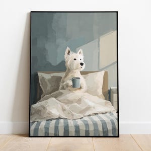 Puede incluir: Una impresión artística enmarcada representa a un perro West Highland Terrier blanco en la cama, sosteniendo una taza azul. El perro está bajo una manta blanca en una cama con una colcha a rayas azules y blancas. El fondo es azul apagado.