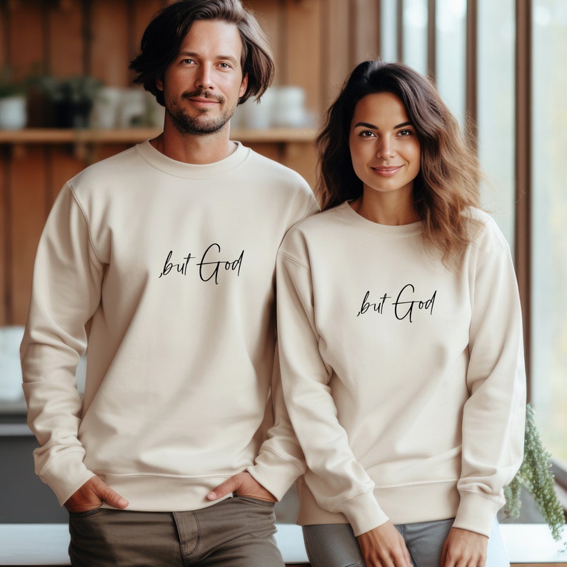 Pu&ograve; includere: Due felpe color crema con la frase "but God" scritta in corsivo nero sul davanti.