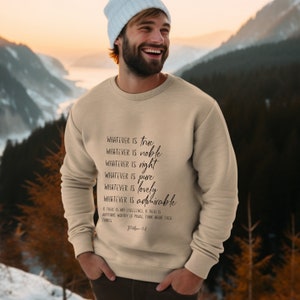 K&ouml;nnte beinhalten: Ein beiger Pullover mit einem Zitat aus Philipper 4,8 auf der Vorderseite. Das Zitat lautet: "Alles, was wahr ist, alles, was edel ist, alles, was recht ist, alles, was rein ist, alles, was liebenswert ist, alles, was bewundernswert ist. Wenn es etwas Ausgezeichnetes gibt, wenn es etwas gibt, das Lob verdient, denkt &uuml;ber diese Dinge nach."