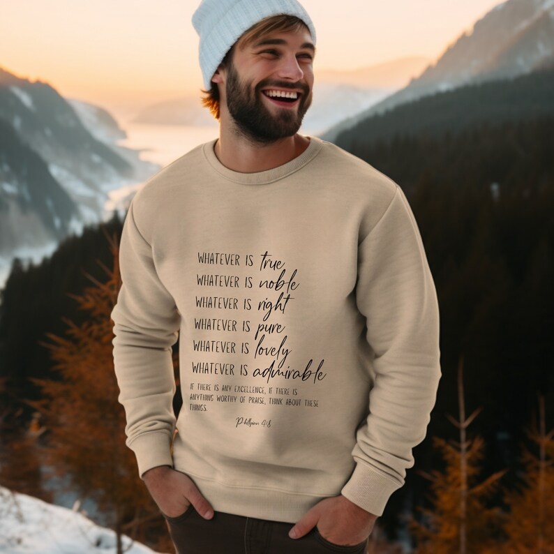 K&ouml;nnte beinhalten: Ein beiger Pullover mit einem Zitat aus Philipper 4,8 auf der Vorderseite. Das Zitat lautet: "Alles, was wahr ist, alles, was edel ist, alles, was recht ist, alles, was rein ist, alles, was liebenswert ist, alles, was bewundernswert ist. Wenn es etwas Ausgezeichnetes gibt, wenn es etwas gibt, das Lob verdient, denkt &uuml;ber diese Dinge nach."