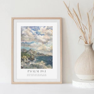 Può includere: Una stampa incorniciata con un dipinto di un paesaggio marino con un cielo nuvoloso e una citazione dal Salmo 19:1, "I cieli narrano la gloria di Dio; il firmamento proclama l'opera delle sue mani."