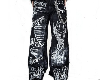Jeans larghi e comodi fatti a mano, stile punk goth rock grunge scene emo nero alt patchwork y2k cyber croce teschio tribale fiore arte abbigliamento