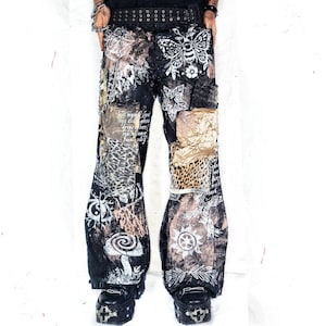 Calça jeans flare personalizada feita à mão com patches reciclados, estilo punk gótico boho solarpunk scene, preta, alternativa, folgada, anos 2000, natureza, estrela, cruz, tribal, rave, verde, emo.