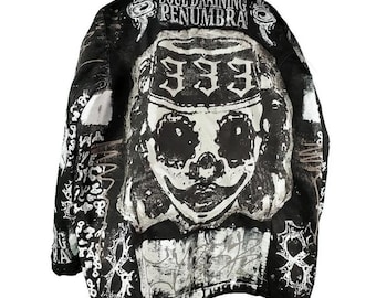 Könnte beinhalten: Schwarze und weiße Jeansjacke mit einem grafischen Druck eines Schädels, der einen Hut trägt, und dem Text "Soul-Draining Penumbra 333".
