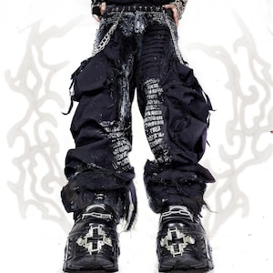 Handgjorda, specialdesignade skorpa, slitna, smala, raka jeans, punk, goth, edgy, rockstar, metal, scen, emo, svart, alt, ockult, y2k, cyber, lajv, tribal, rave, biker
