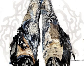 Handgemaakte, op maat gemaakte, wijde, uitlopende jeans met patches van gerecycled materiaal, punk, gothic, gescheurd, hippie, aardetinten, alternatief, Y2K, boho, stoffig, camouflage, tribaal, rave, groene nomade.