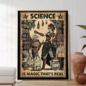 Könnte beinhalten: Ein Vintage-Poster mit einer Frau in einer Hexenmütze und einem Kleid, die vor einem Kessel steht. Das Poster trägt den Text "SCIENCE IS MAGIC THAT'S REAL" und zeigt einen Pentagramm und andere mystische Symbole.