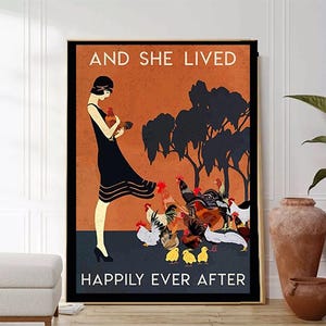 Könnte beinhalten: Eine Illustration im Vintage-Stil einer Frau in einem schwarzen Kleid, die mit einer Schar Hühner steht. Der Text lautet "Und sie lebte glücklich bis ans Ende ihrer Tage".